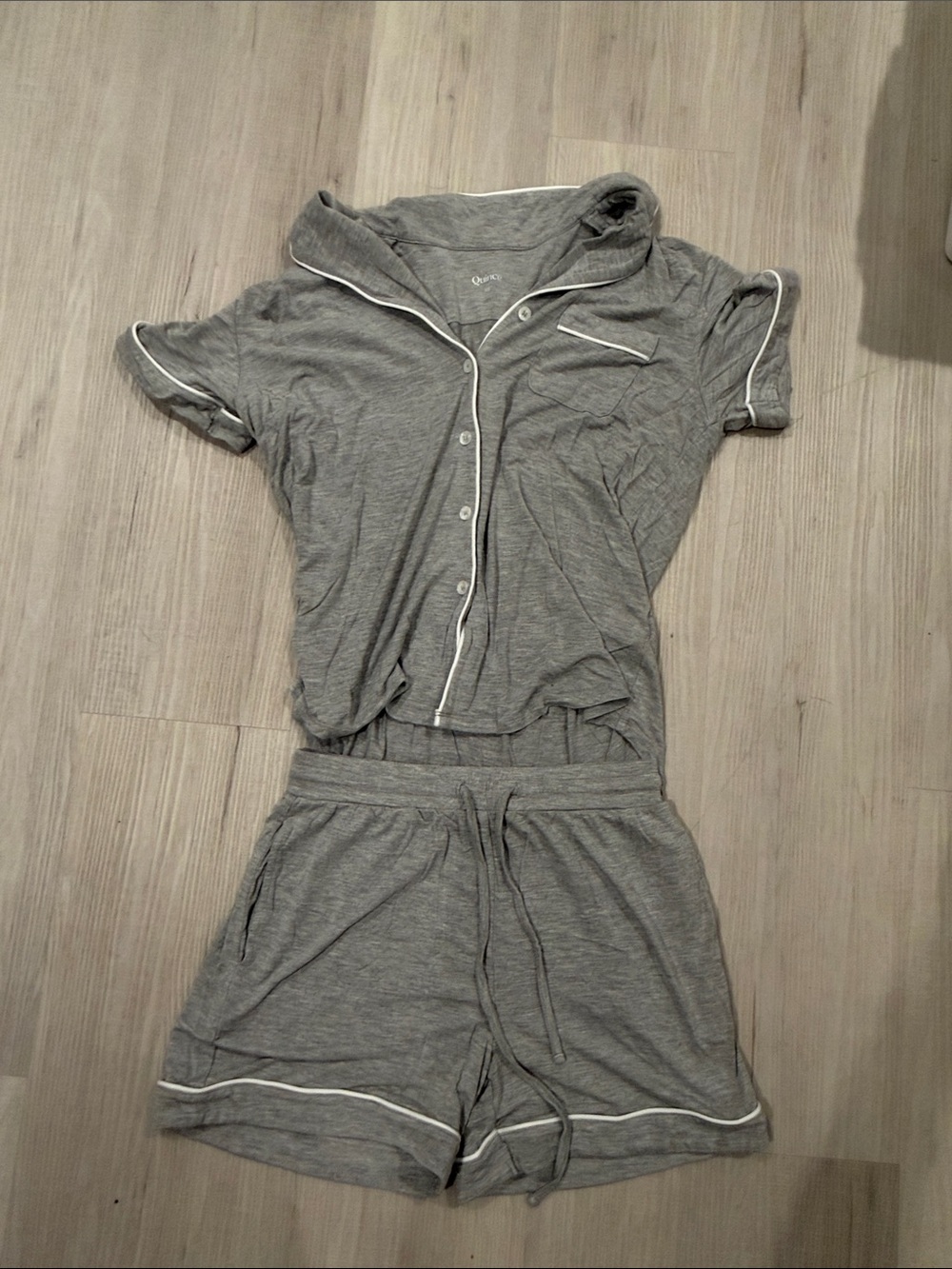 Quince Gray Short-Sleeve Pajama Top with White Piping